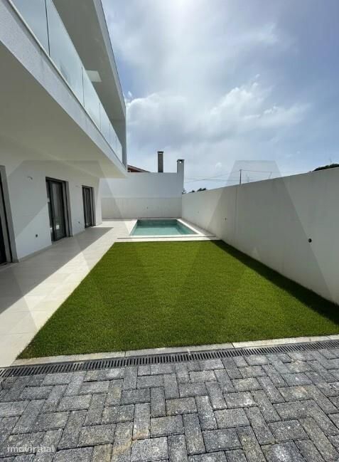 Moradia moderna T4 em Manique na fase final de construção com Piscina