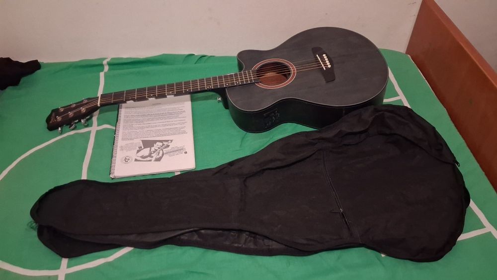 Violão elétrico com cabos