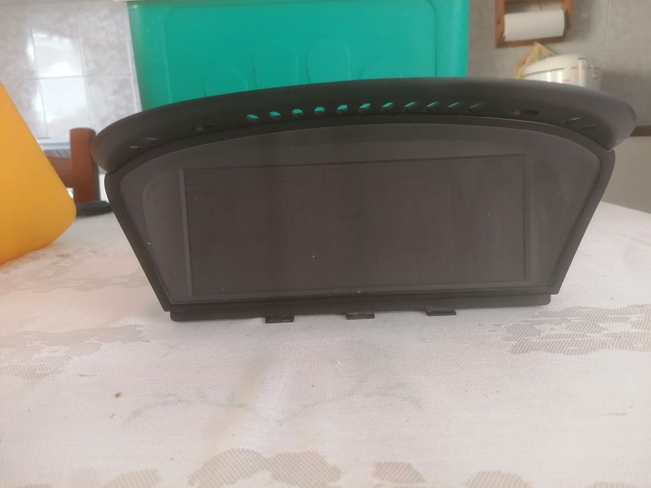 Vendo rádio ccc com avaria liga e desliga, com ecra e comados sofagem.
