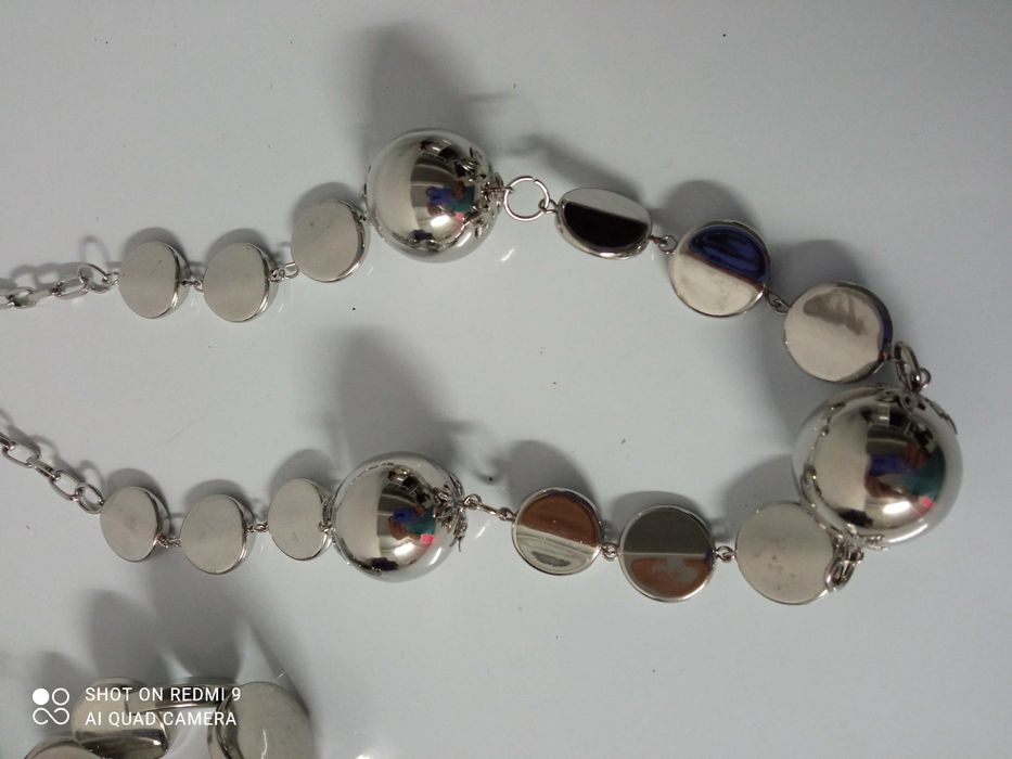 Colar e 3 pulseiras - tom prata metalizado