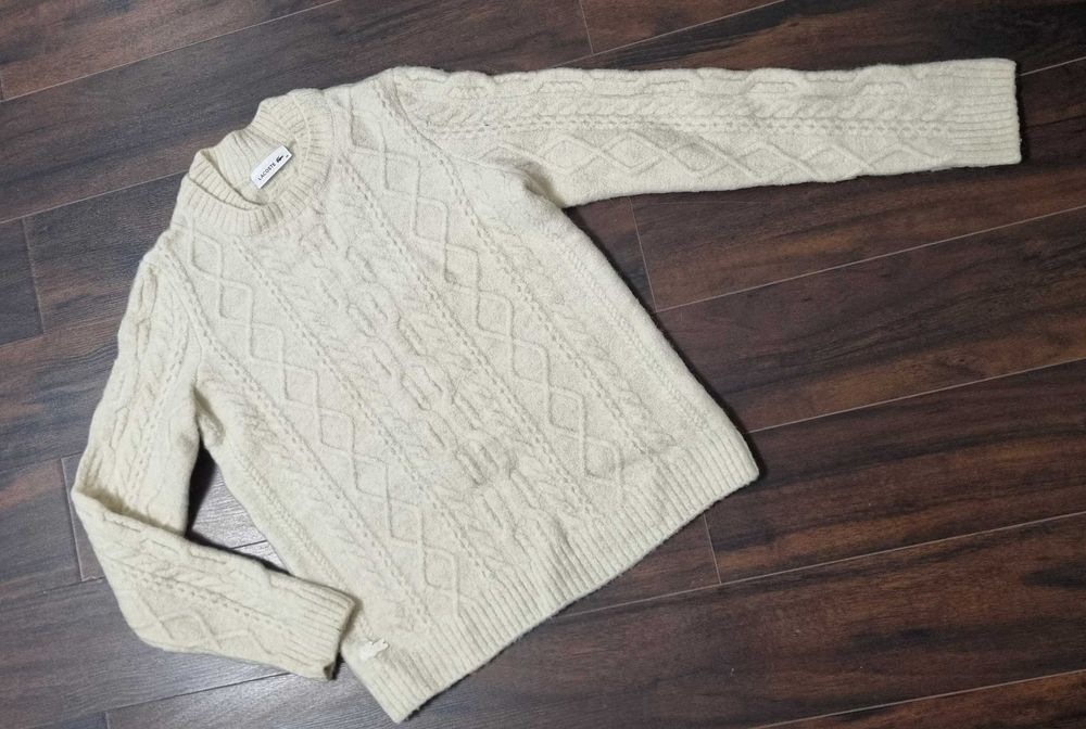 Sweter damski LACOSTE wełniany / z wełną r. S ecru warkocze klasyk