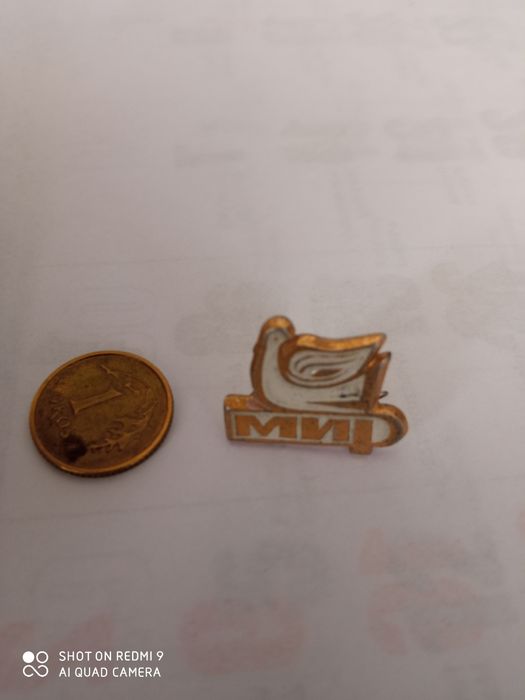 Wpinka broszka z białym gołębiem i napisem bukwami Mir