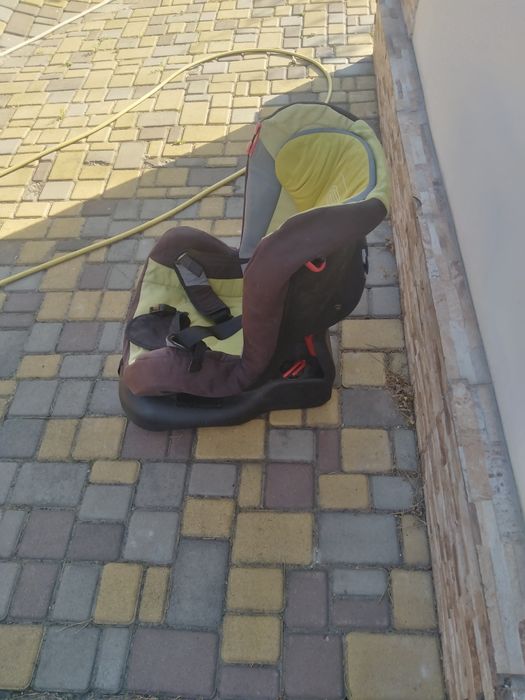 Дитяче автокрісло.