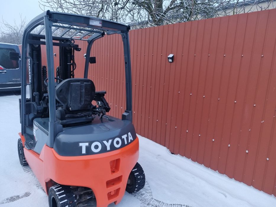 Wózek widłowy Toyota elektryczny.