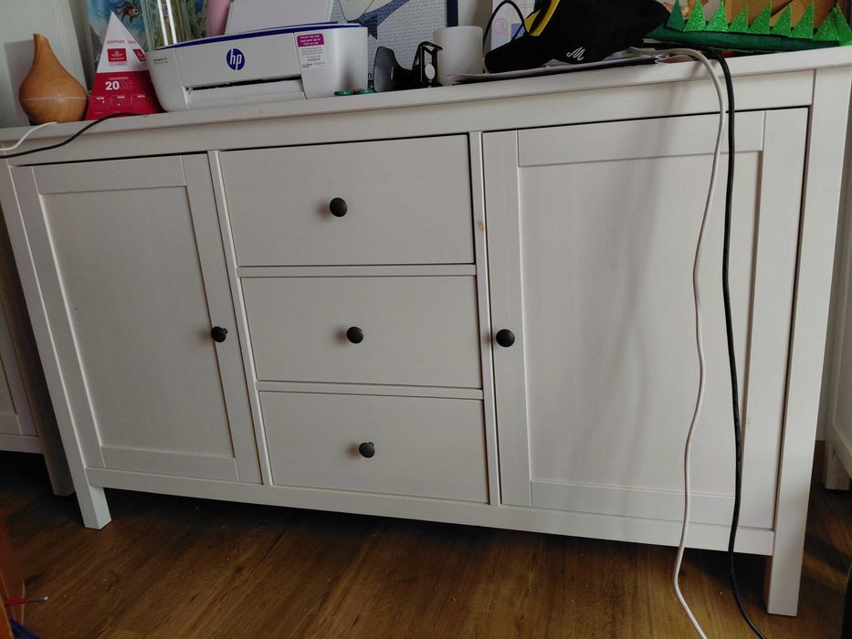 Cómoda branca com gavetas e portas ikea