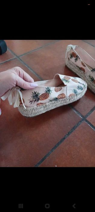 Alpercatas tecido beges com desenhos de ananáses,Pullandbear,38,novas