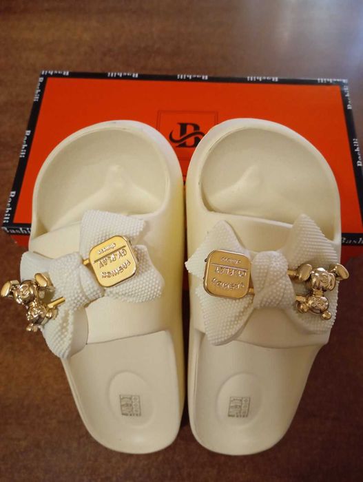 Шлепки светлые, новые 40-41р.