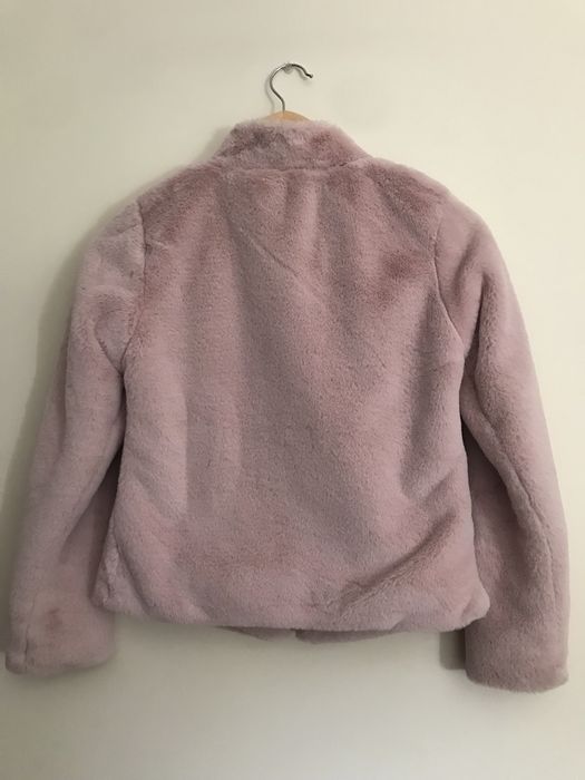 Casaco de pelo rosa de menina.