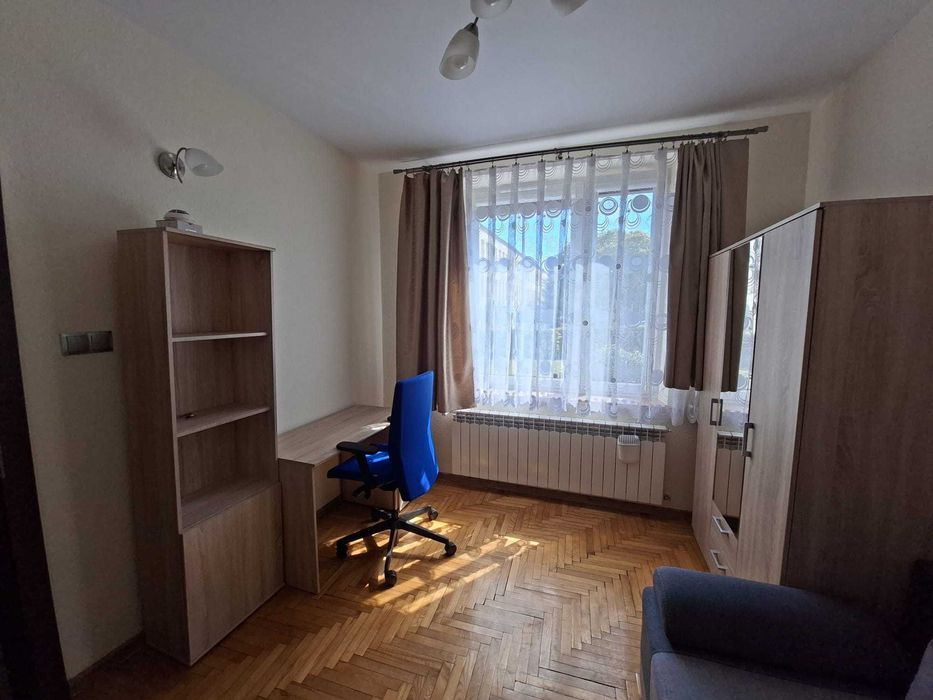 Osiedle "Na Kozłówce (Prokocim)": w domu 3 pokojowym cena 1400zł razem z mediami i internetem, pokój 1 osob. 10,6m.kw. bez prowizji