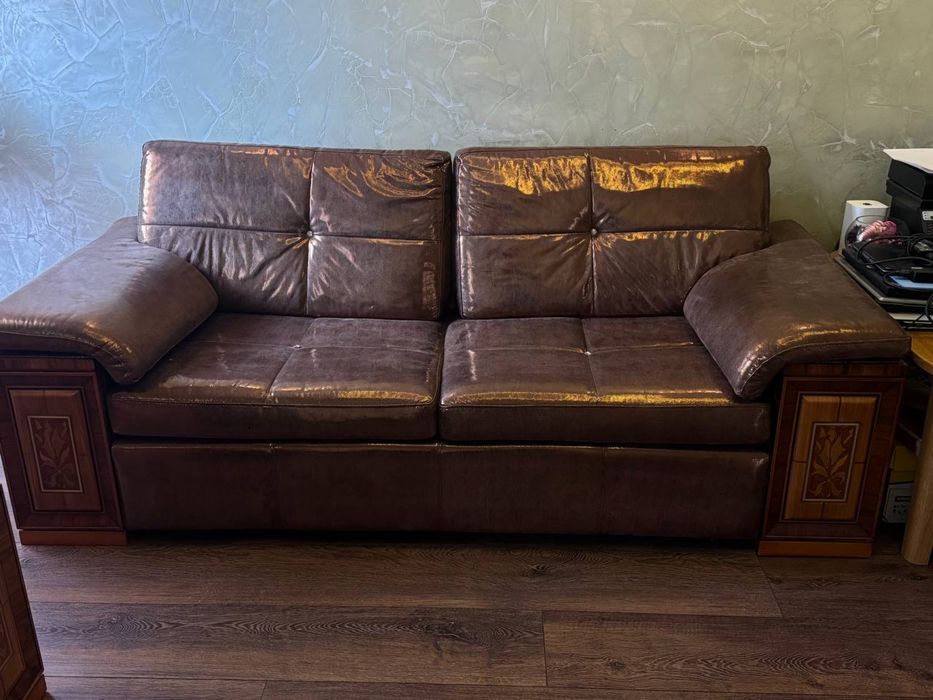 Диван для кабінету або вітальні