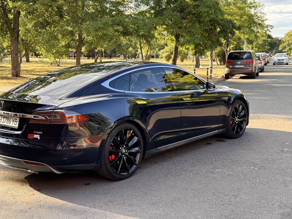 Tesla model s P85+. 2013