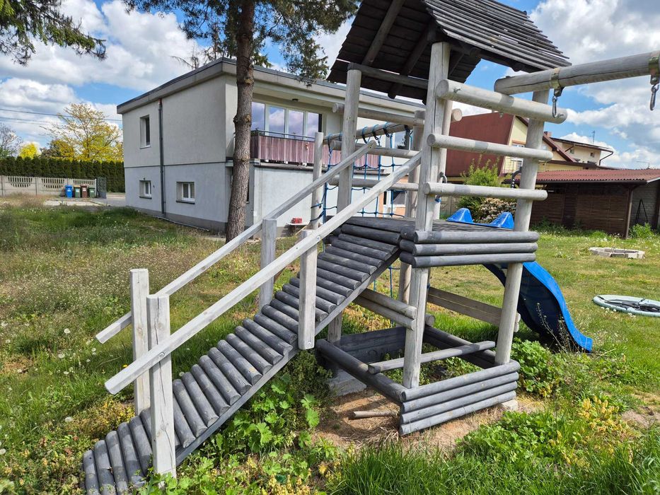 Plac zabaw z duza zjezdzalnią i huśtawka gniazdo
