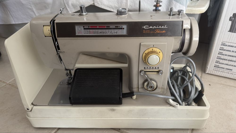 Máquina de costura Empisal