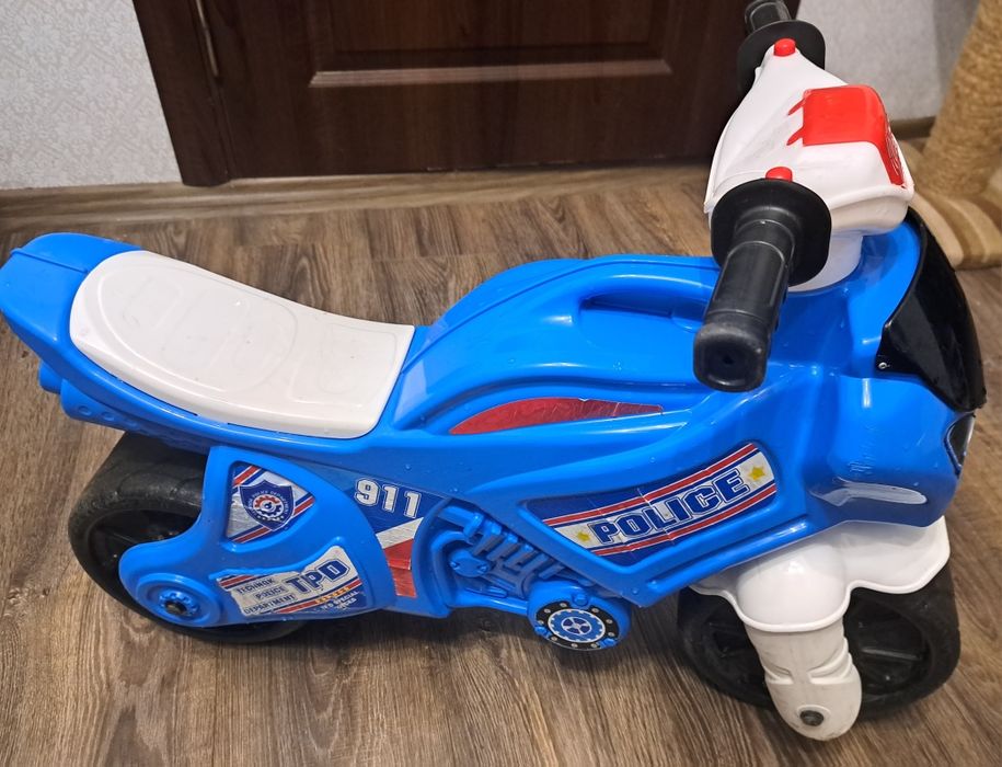 Мотоцикл-толокар у поліцейському стилі