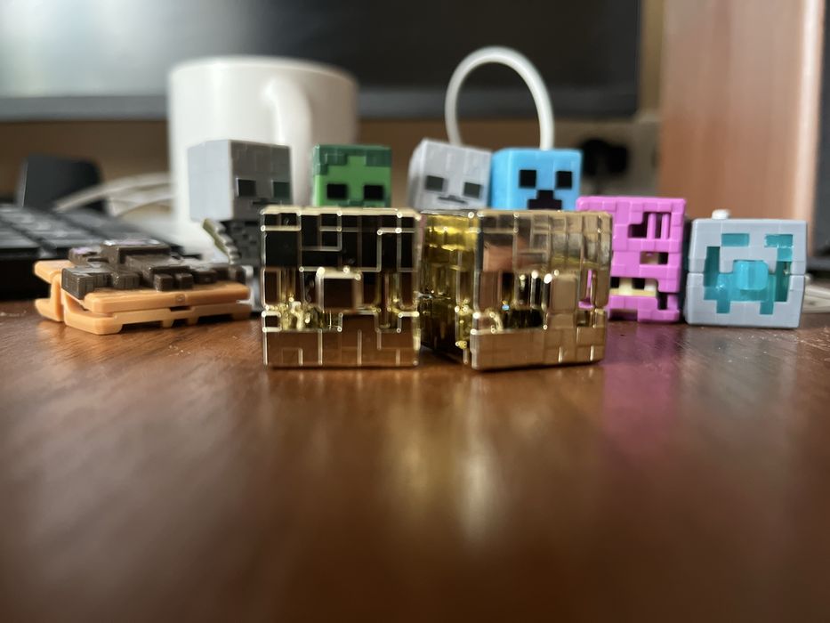 Продам фігурку майнрафт «золотий блок» кіндер джой