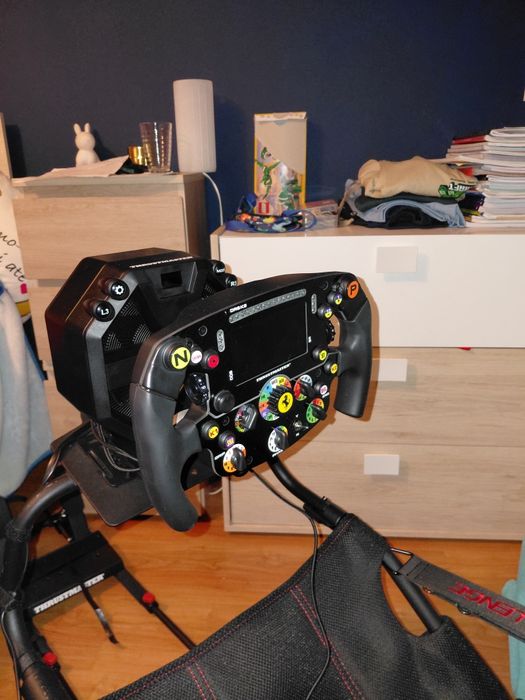 Volante Thrustmaster PS4 e PC