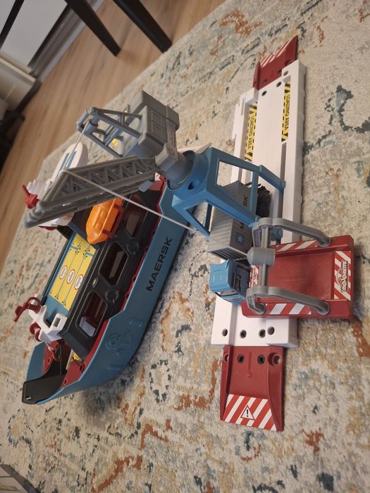 Na sprzedaż zestaw Majorette Maersk  stacja portowa z  żurawiem i pojazdem. Stan bardzo dobry. Możliwa wysyłka