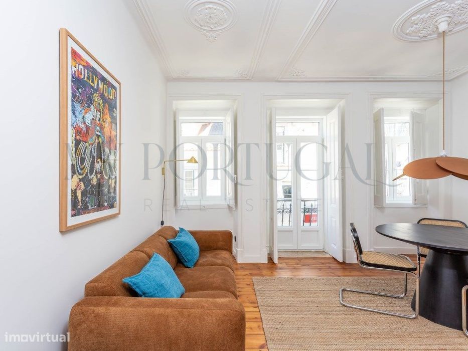 Conforto urbano num T1 totalmente remodelado com varanda no coração...