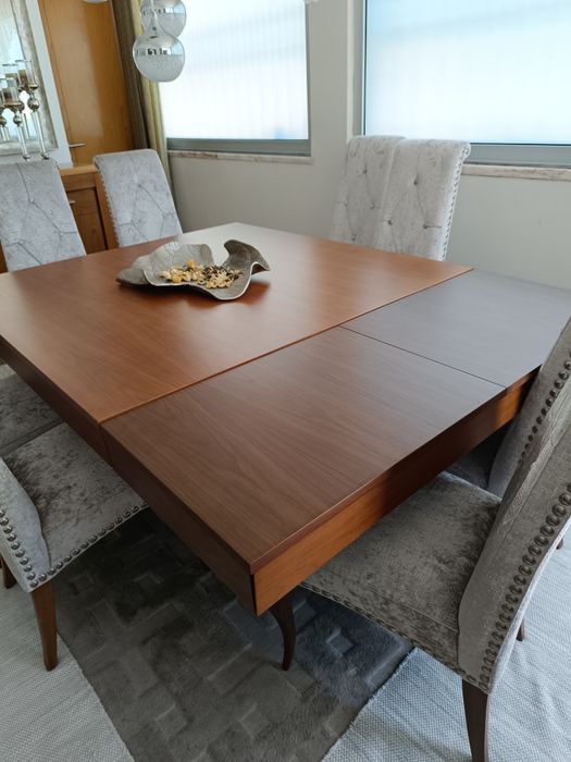 Mesa de Sala de Jantar (em bom estado)
