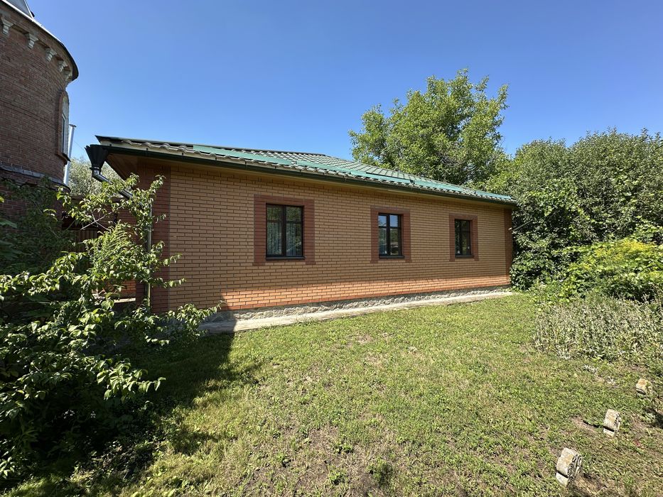 Продається ділянка 0.5 га з 3-ма окремими будинкам