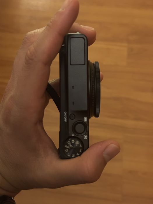 Fujifilm XQ2 com bateria e cabo de alimentacao