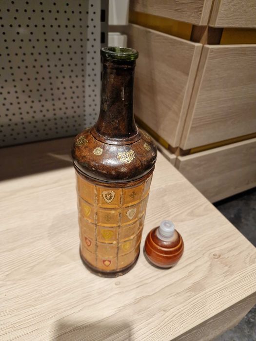 Zabytkowa karafka włoska w stylu herbowym, pokryta skórą