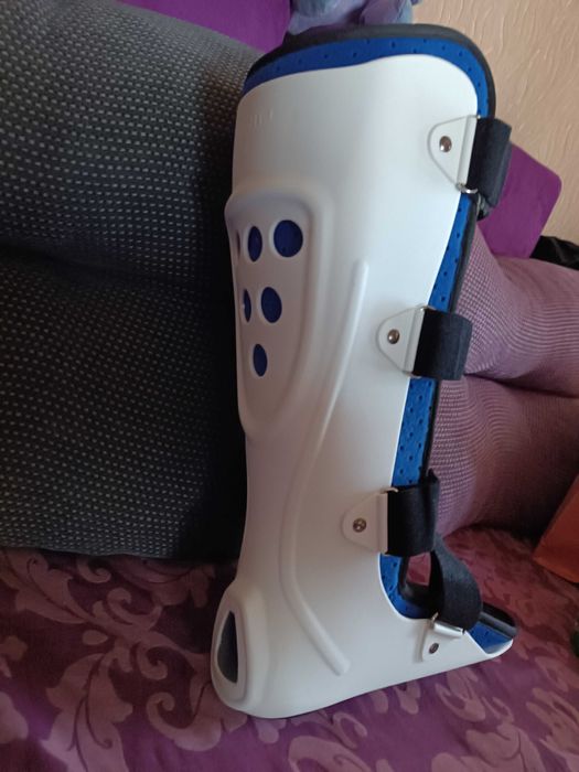 Ортез на праву ногу