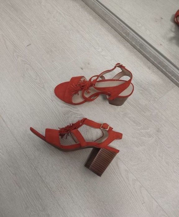 Босоніжки на стійкому широкому каблуку із шкіряною устілкою