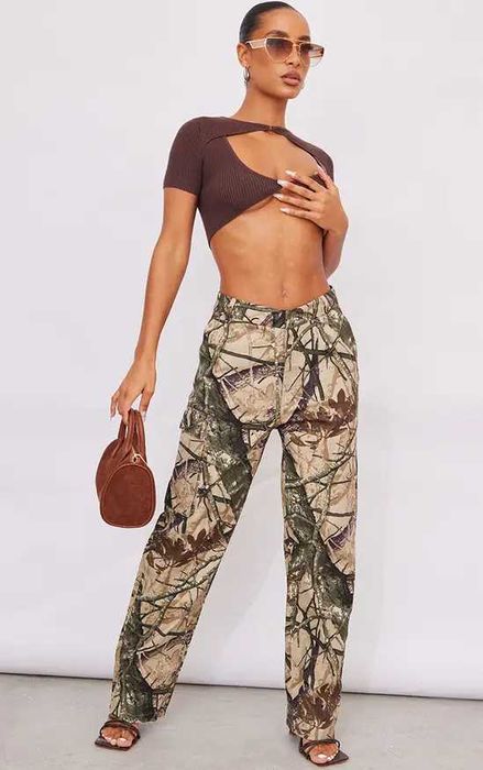 Широкі карго-штани кольору хакі з абстрактним камуфляжем від PrettyLittleThing. Нові, з біркою
