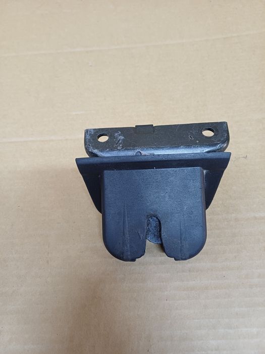 Замок кришки багажника кляпи Audi A6 C5 Avant (універсал) Оригінал 1997-2005