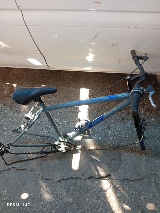 Bicicletas a andar e para restaurar
