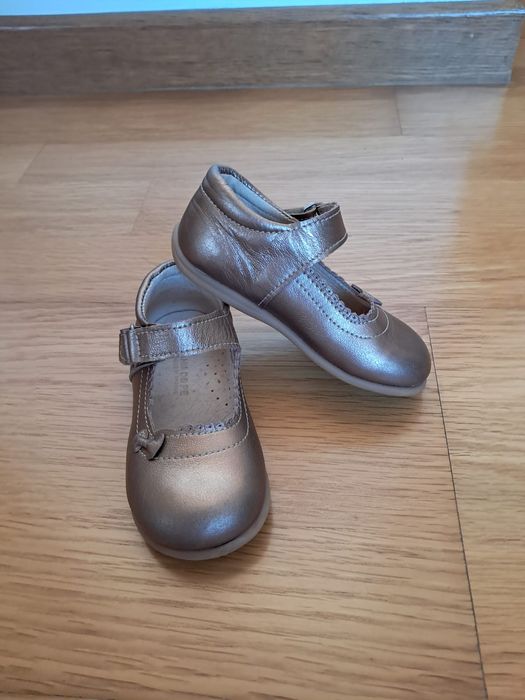 Sapato de criança em pele