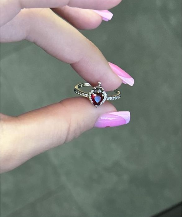 Жіноча срібна каблучка pandora червоне серце з мечем зла королева