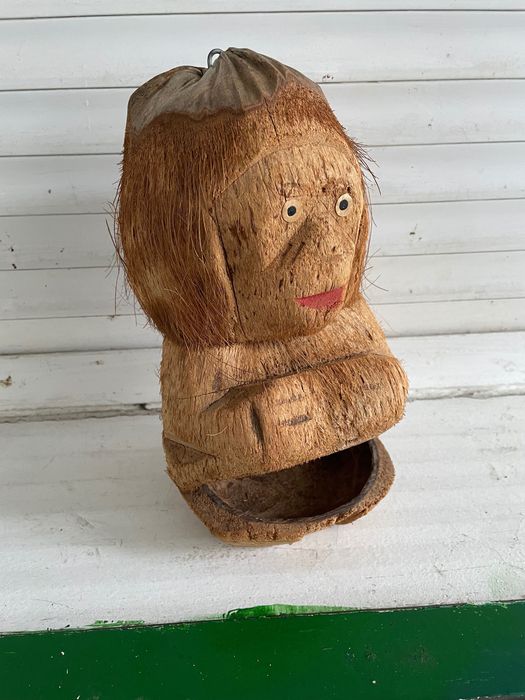 małpa wyrzeźbiona w kokosie