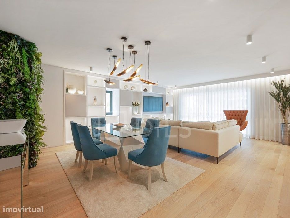 Apartamento T3, com área 150 m2,com 2 boxes, no Monte Estoril