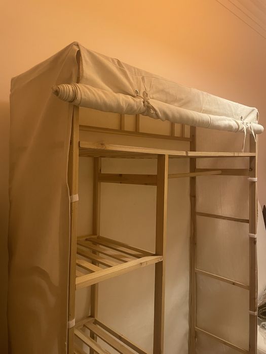 Armário de madeira e pano