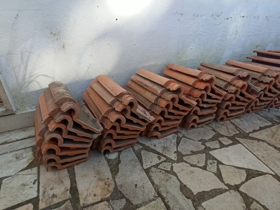 Várias telhas antigas