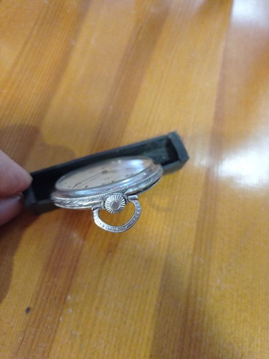 Zegarek kieszonkowy Omega do naprawy.