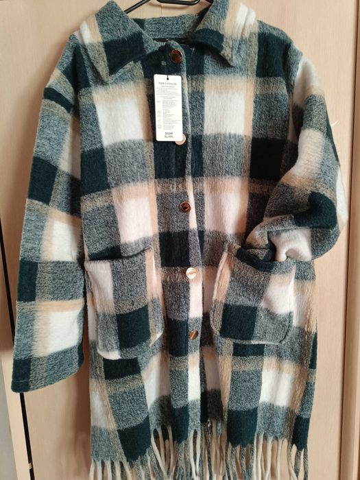 Piękny nowy płaszczyk w kratę  z frędzlami