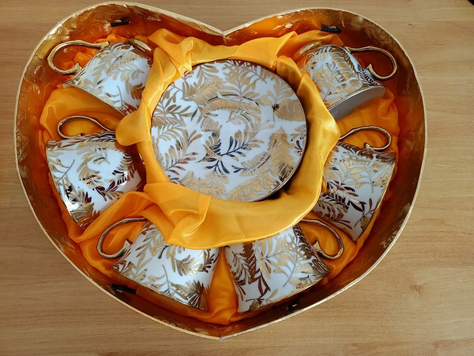 Serviço de chá com decoração em dourado