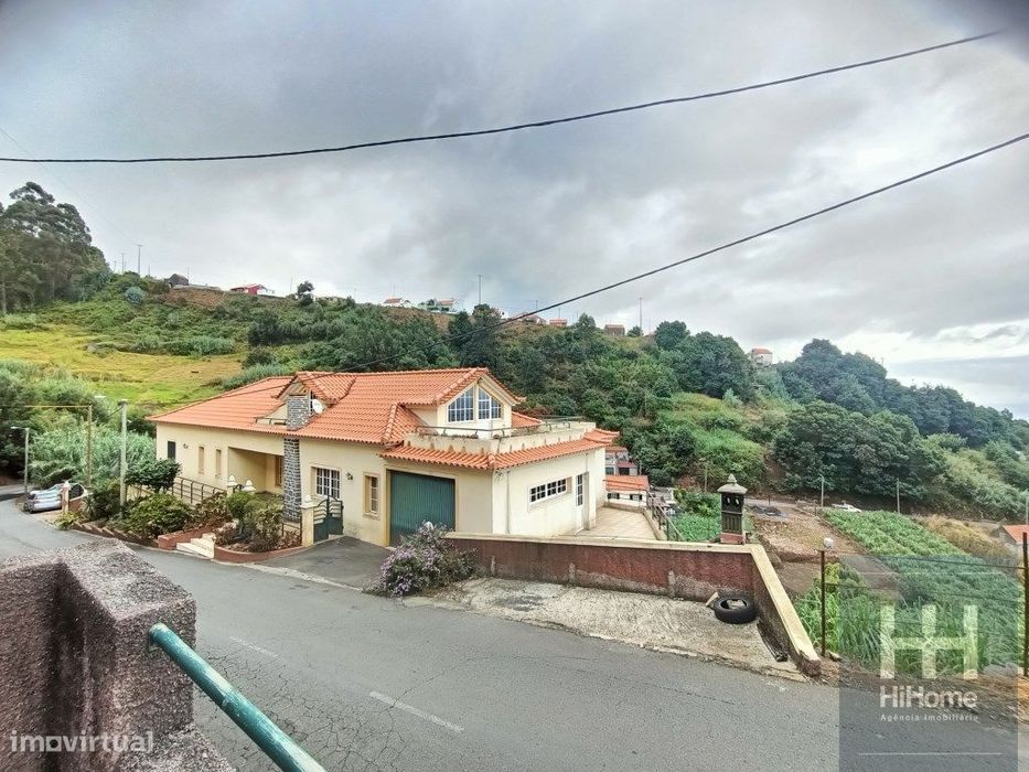 Moradia T3 com garagem e zona exterior com churrasqueira e oficina