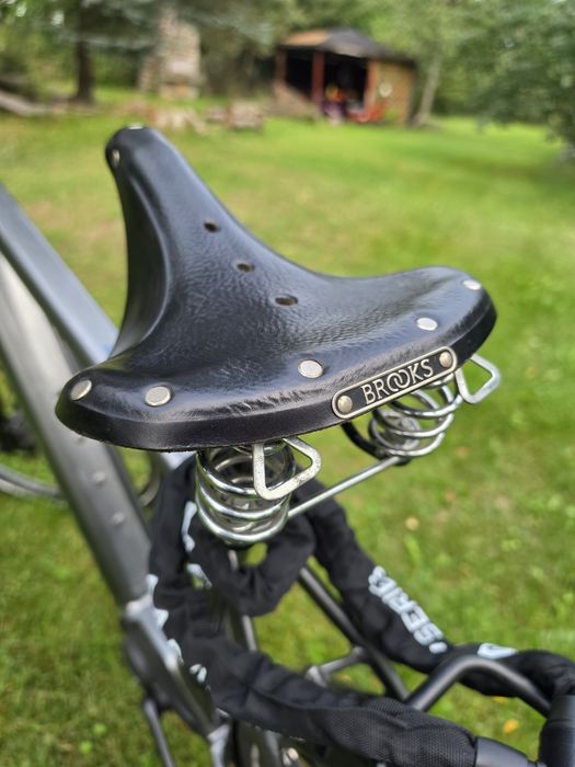 Elekrtyczny TREK District+ 7 – Bosch Active Line Plus 500 Wh – pasek – 2023 – Brooks B135 - Ładowarka Bosch