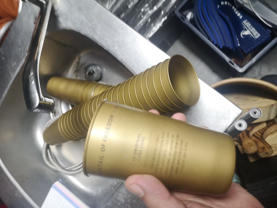 Copos em latão para cocktails
