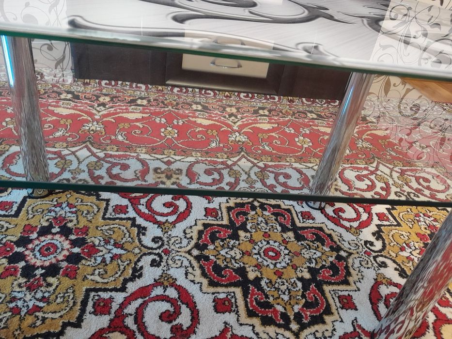 Продам стекляный столик для зала, гостинной