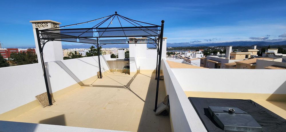 T3 último andar | 121 m² + quase 90 m² de espaços exteriores e anexos | Garagem dupla | Terraço privativo | Perto de Ferragudo
