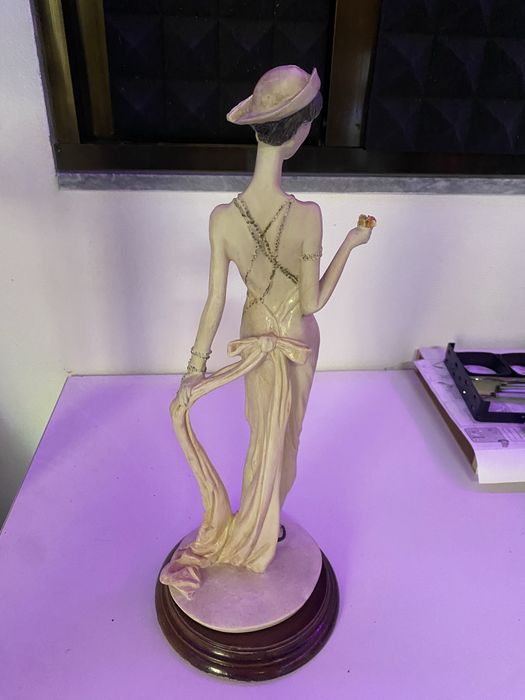 Estatueta pequena mulher