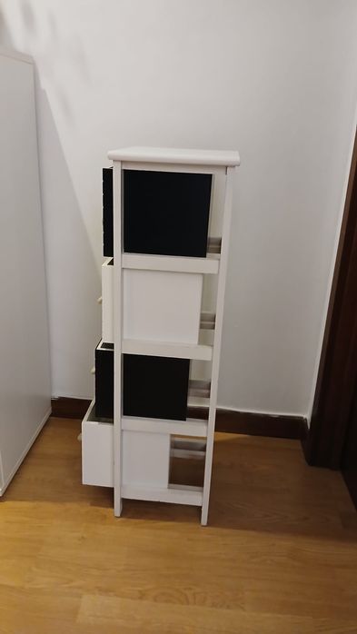 Móvel com 4 gavetas em muito bom estado