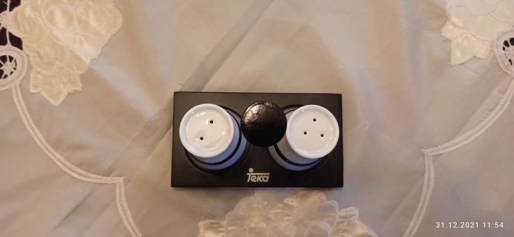 Фірмовий набір ємностей для спецій сільничка та перечниця компанії TE