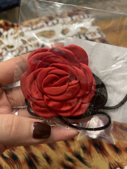 Чокер на жию квітка з троянди