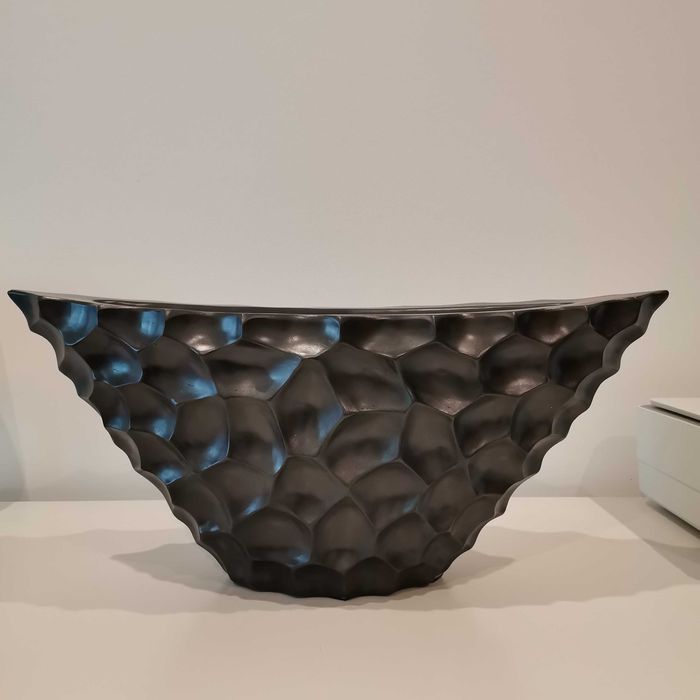 Jarra decorativa preta com relevos